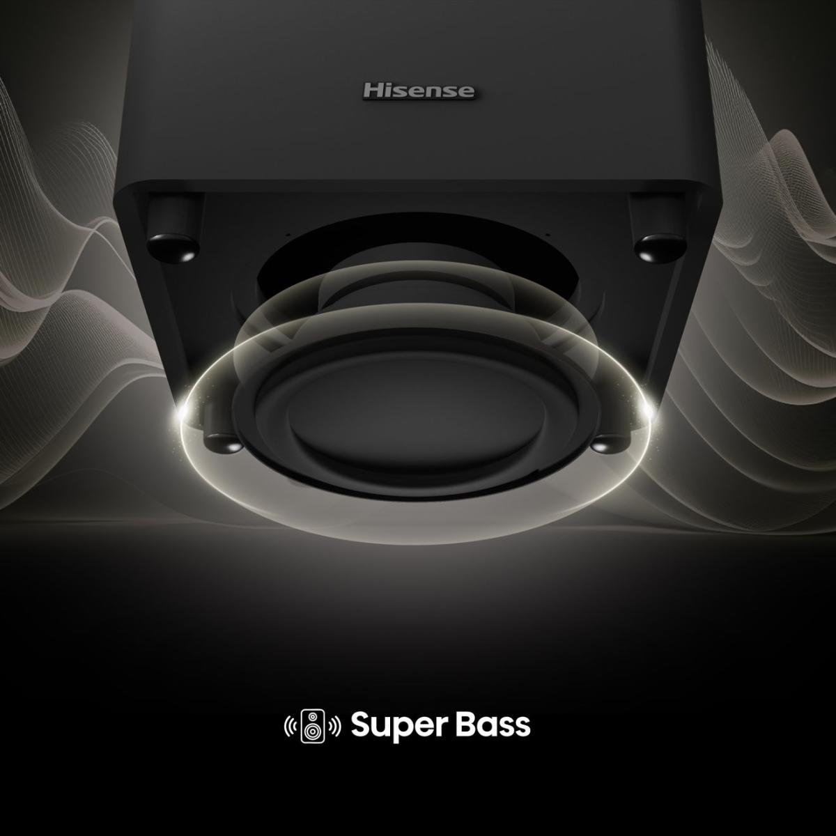 Egy fekete Hisense soundbar ragyogó basszussugárzóval. Alul Super Bass felirat. Hullámos vonalak a háttérben.
