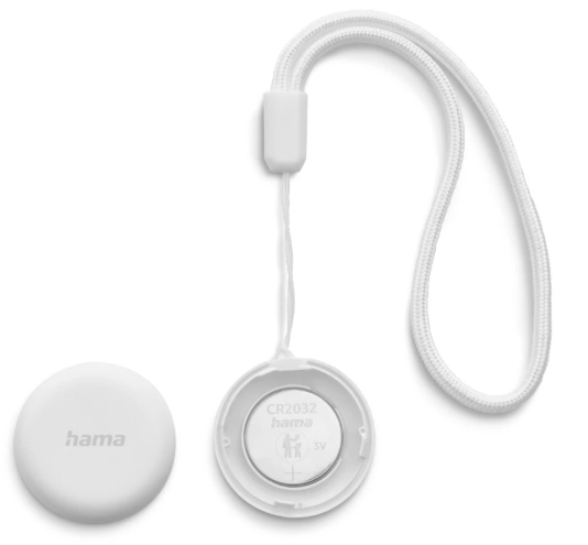 Weißer Hama-Tracker mit offenem Batteriefach, CR2032-Batterie sichtbar und Lanyard. Eine abgetrennte Abdeckung ist ebenfalls vorhanden.