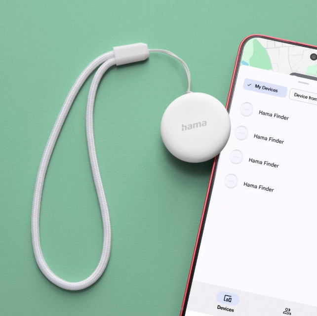 Ein weißer Hama-Finder mit weißem Band neben einem Telefonbildschirm mit einer 'My Devices'-Liste und einer Karte.