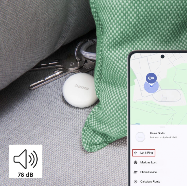 Weißer 'hama'-Tracker neben Schlüsseln und einem grünen Kissen. Ein Telefon zeigt eine Karte und die Option 'Klingeln lassen'.