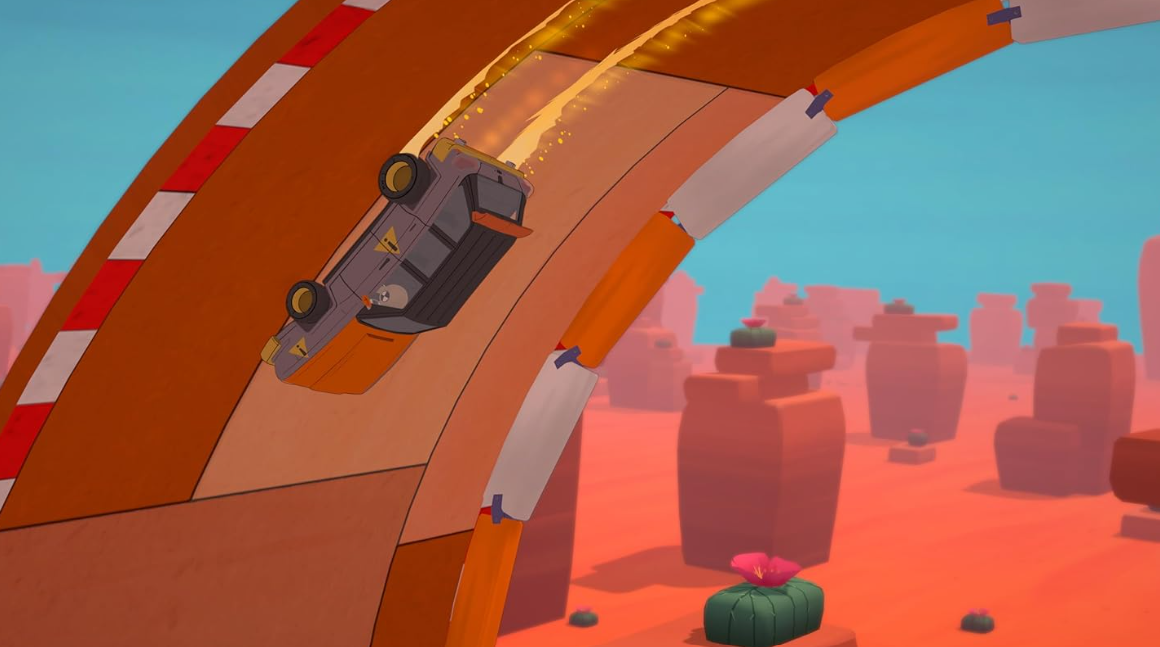 Ein orangefarbenes Auto liegt kopfüber auf einer Rennstrecke. Funken fliegen davon. Der Hintergrund zeigt eine Wüstenlandschaft mit Kakteen und Tafelbergen.