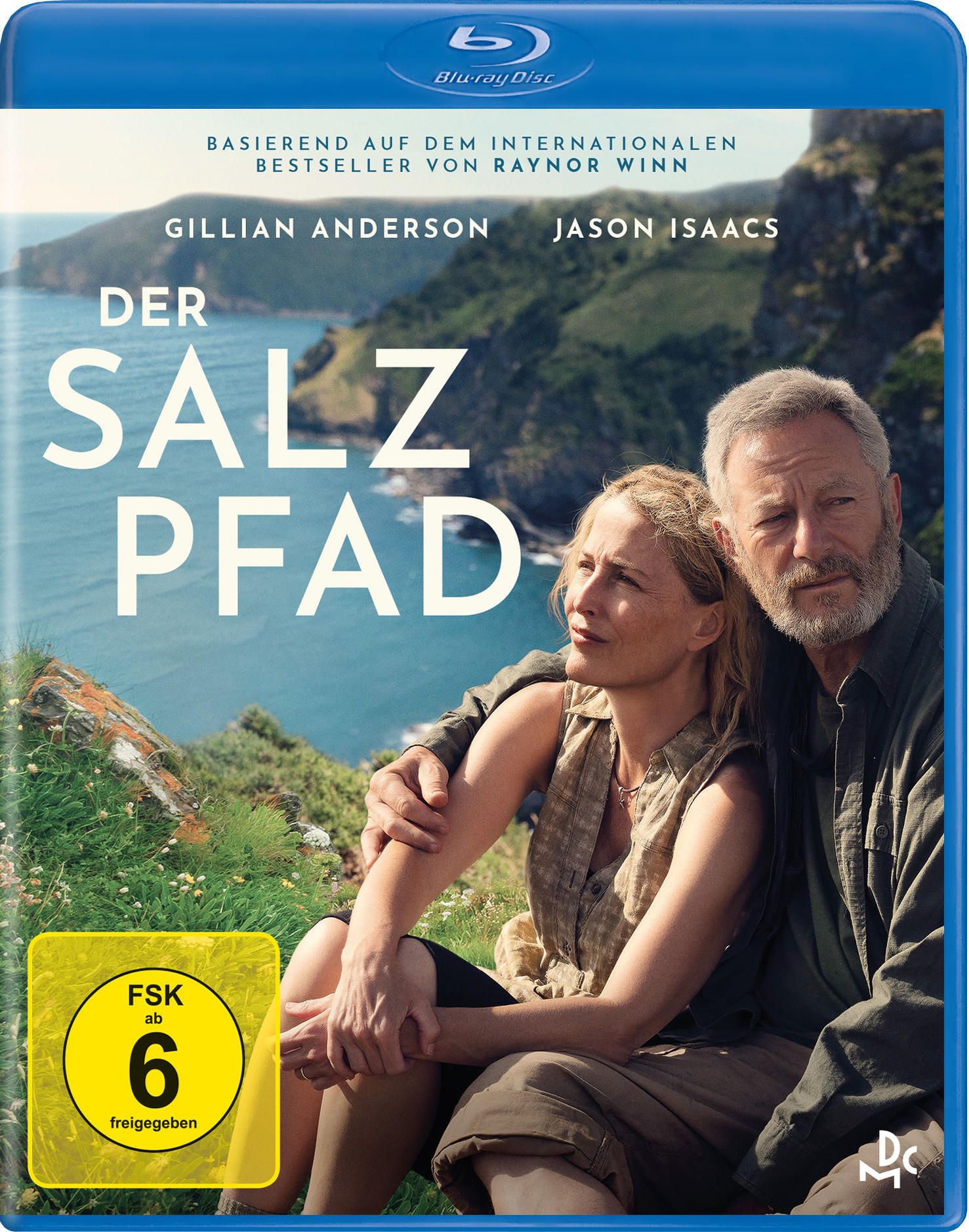 Blu-ray-Cover. Gillian Anderson und Jason Isaacs sitzen auf einer Klippe. Titel: Der Salz Pfad. FSK 6 Aufkleber.