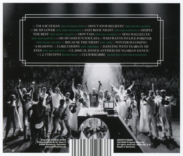 Eine Menschenmenge in weißen Outfits auf einer Bühne, einige halten Instrumente, mit Text zum Album.