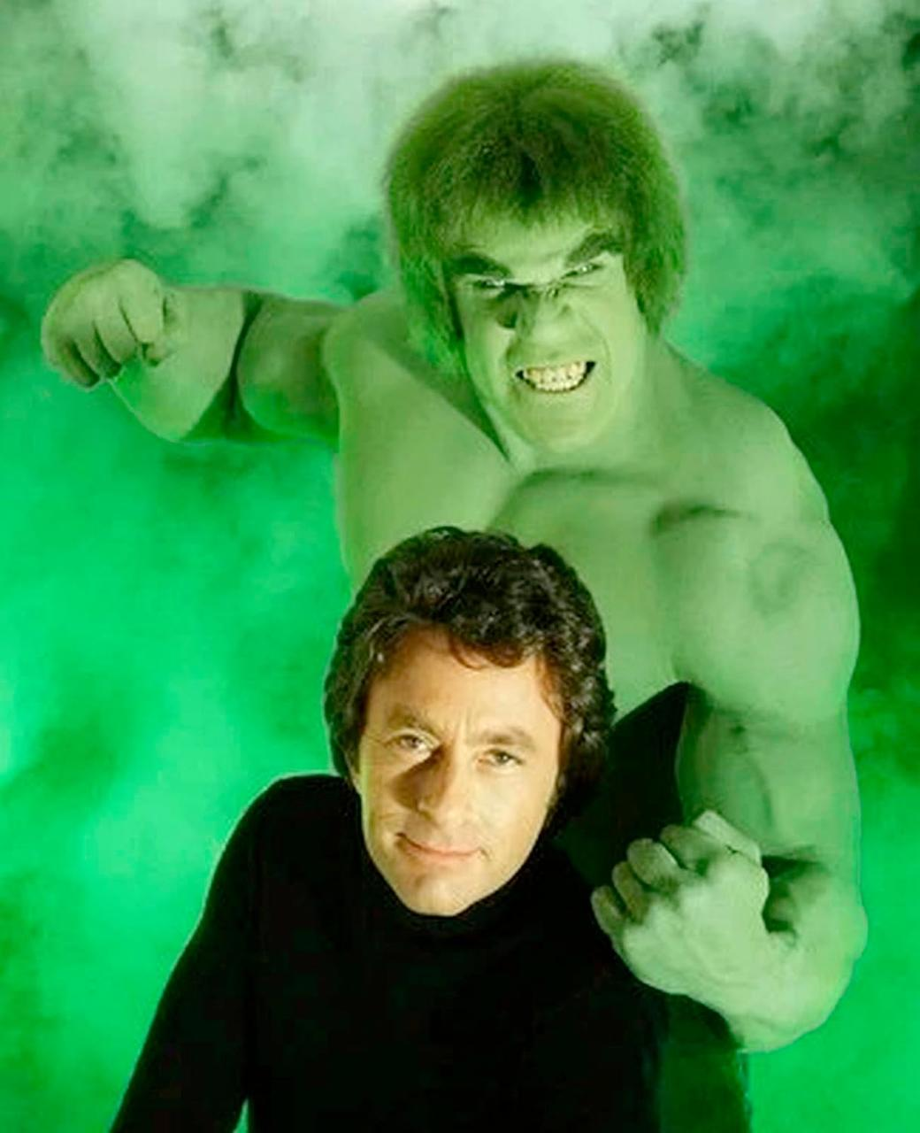Der Hulk steht hinter einem Mann in schwarzem Hemd. Der Hulk ist grün und wütend.