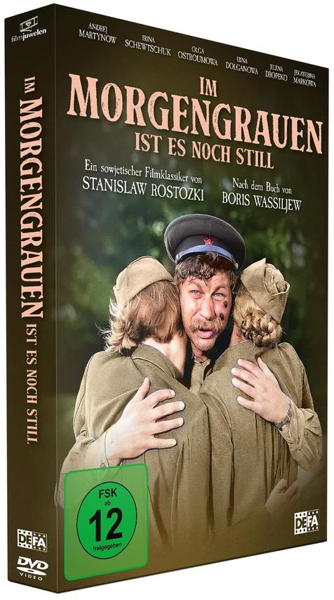DVD-Cover. Drei Personen in Militäruniformen umarmen sich. Der Titel lautet 'Im Morgengrauen ist es noch still'.