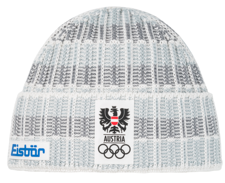Eine Strickmütze mit weißem, grauem und blauem Muster. Sie hat das Österreich-Emblem und die olympischen Ringe. Die Marke Eisbär ist sichtbar.