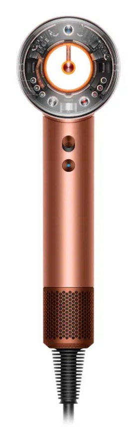 Miedziana suszarka do włosów Dyson. Ma okrągłą głowicę z widocznymi elementami wewnętrznymi. Uchwyt ma przyciski i perforowaną podstawę.
