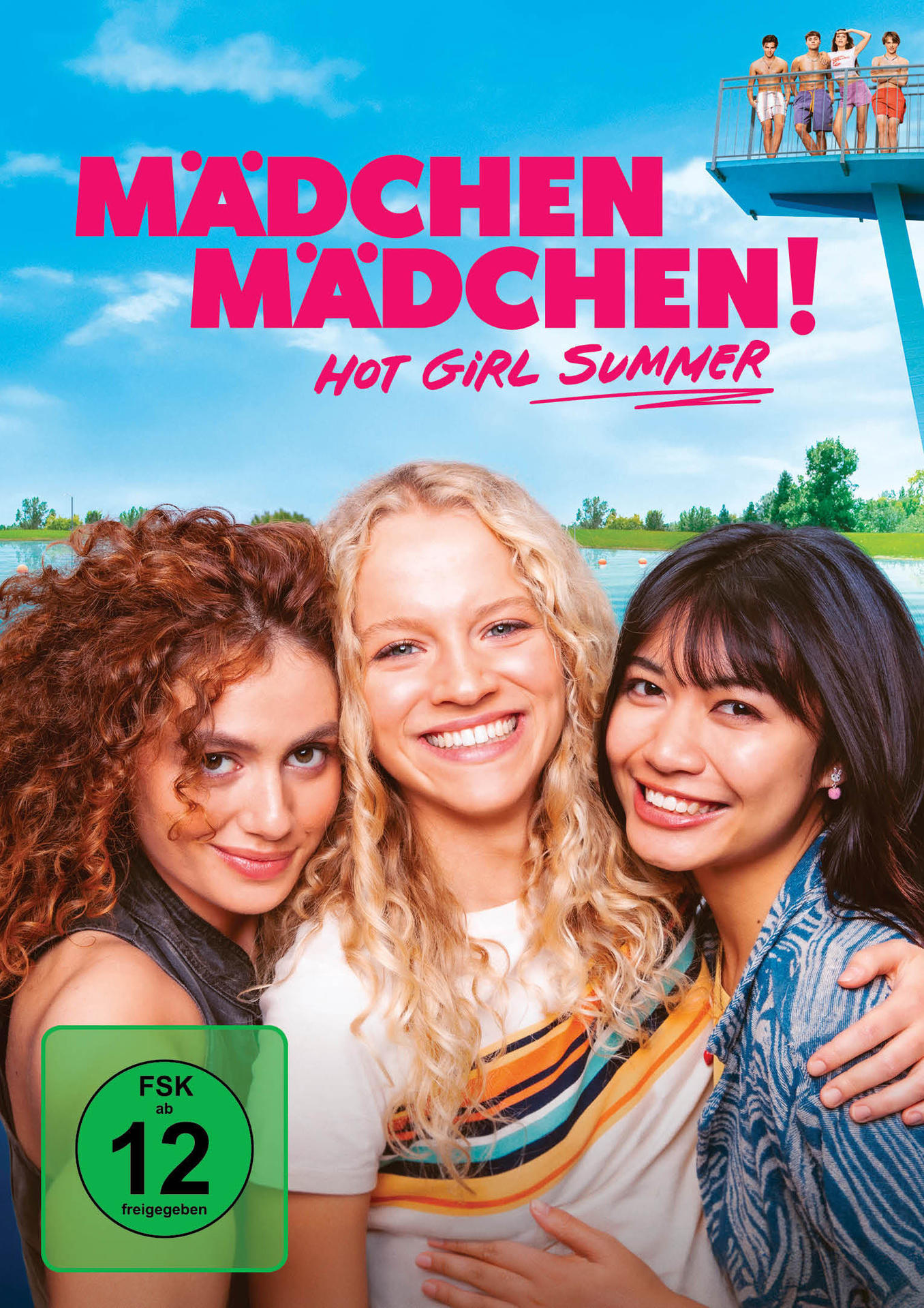 Poster für 'Mädchen Mädchen! Hot Girl Summer'. Drei lächelnde Frauen umarmen sich. Titeltext in Pink. Hintergrund zeigt ein Sprungbrett und einen See.