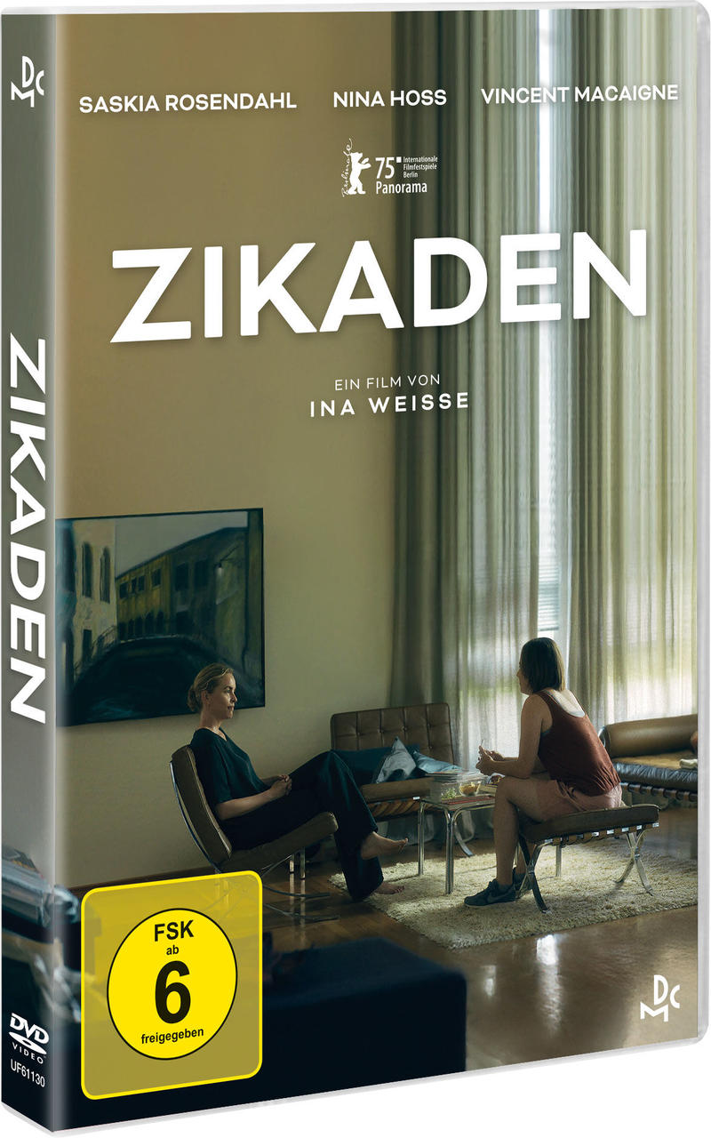 DVD-Cover für 'Zikaden'. Zwei Frauen sitzen drinnen. Titel und Credits sind sichtbar. FSK 6 Aufkleber. Hintergrund zeigt ein Gemälde und Vorhänge.