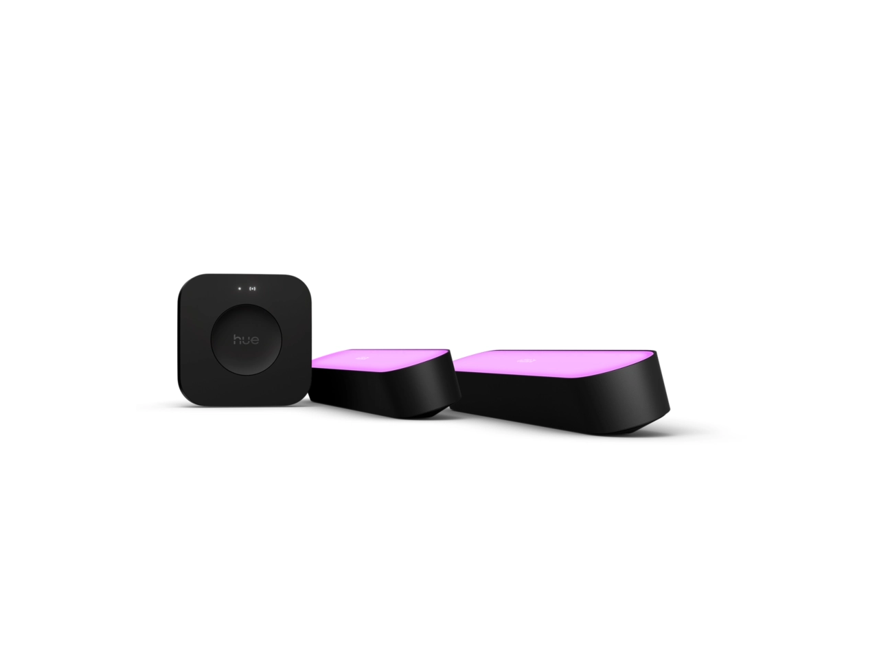 Drei schwarze Philips Hue-Geräte auf weißem Hintergrund. Ein quadratisches, zwei längliche mit rosa Licht.