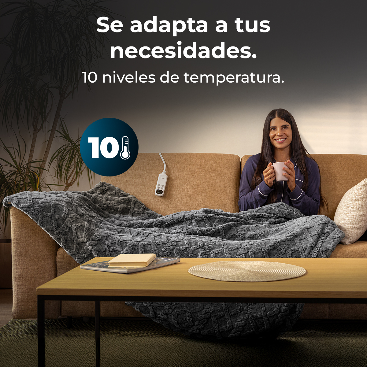 Mujer en sofá con manta, taza en mano. Textos: 'Se adapta a tus necesidades. 10 niveles de temperatura.'