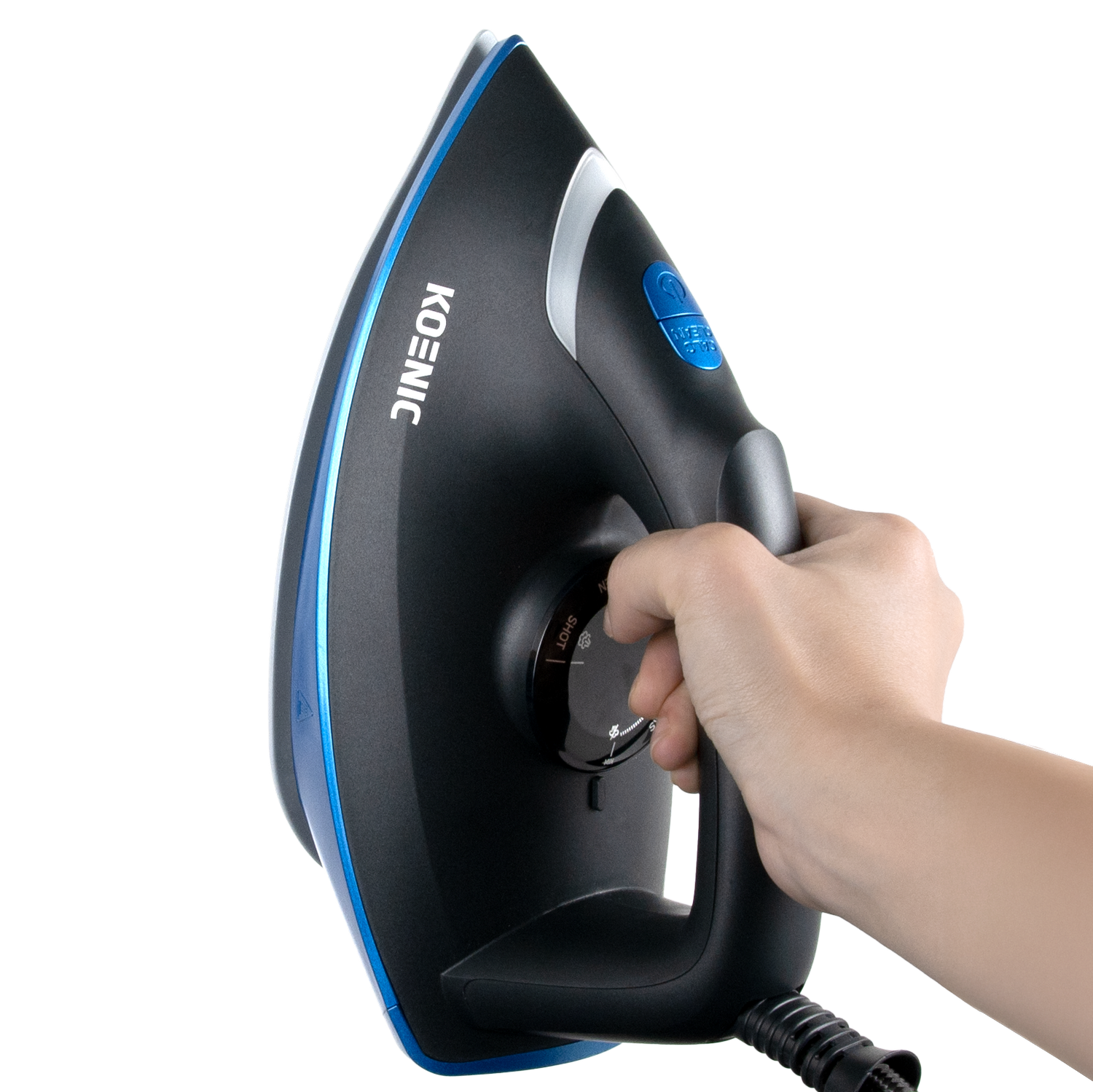 Una mano sostiene una plancha negra y azul. La plancha tiene la marca 'KOENIC'. Se ve un dial con ajustes. Hay un cable de alimentación conectado.