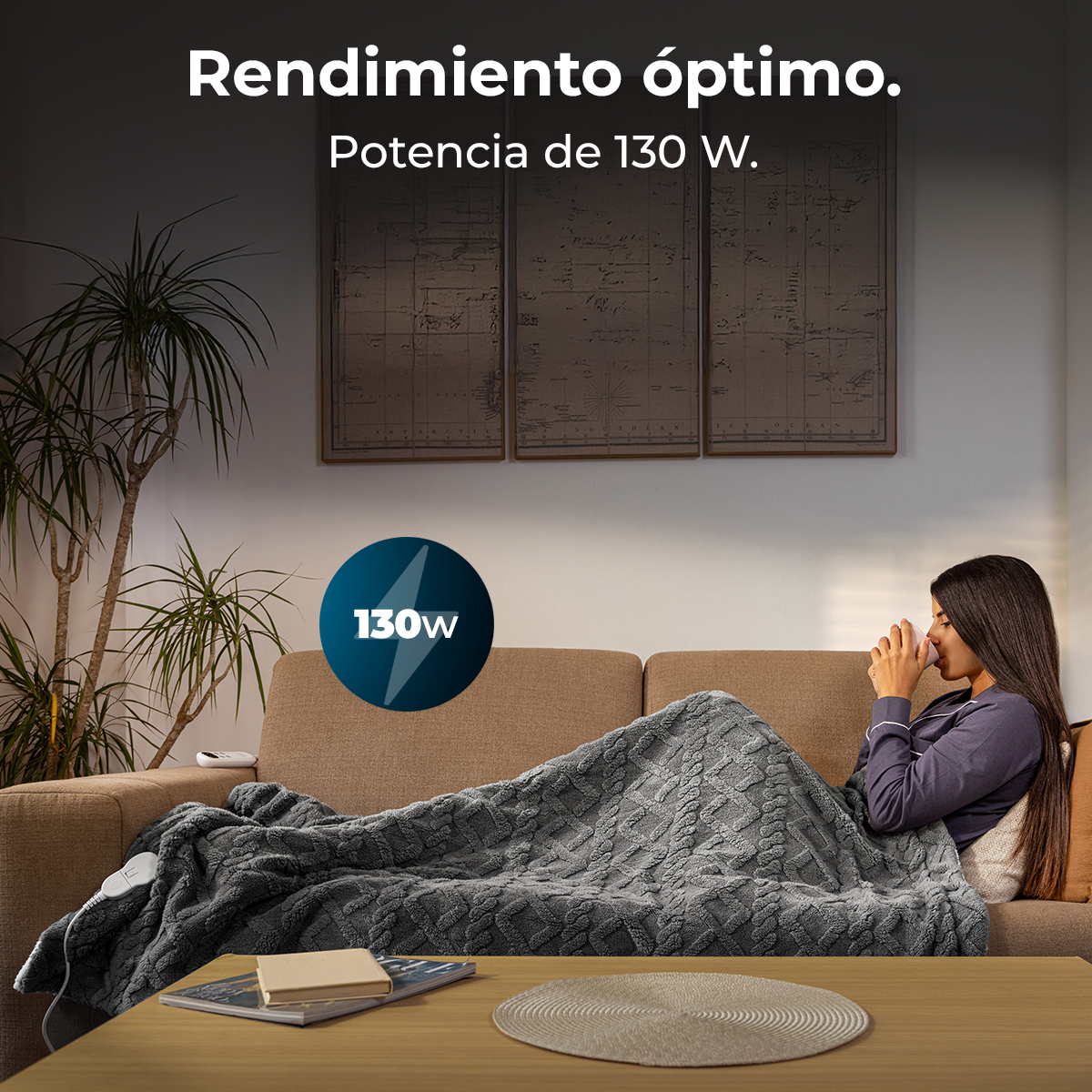 Mujer en sofá con manta bebiendo. Mesa con libro y mantel individual. Gráfico de 130W en el medio. Texto: Rendimiento óptimo.