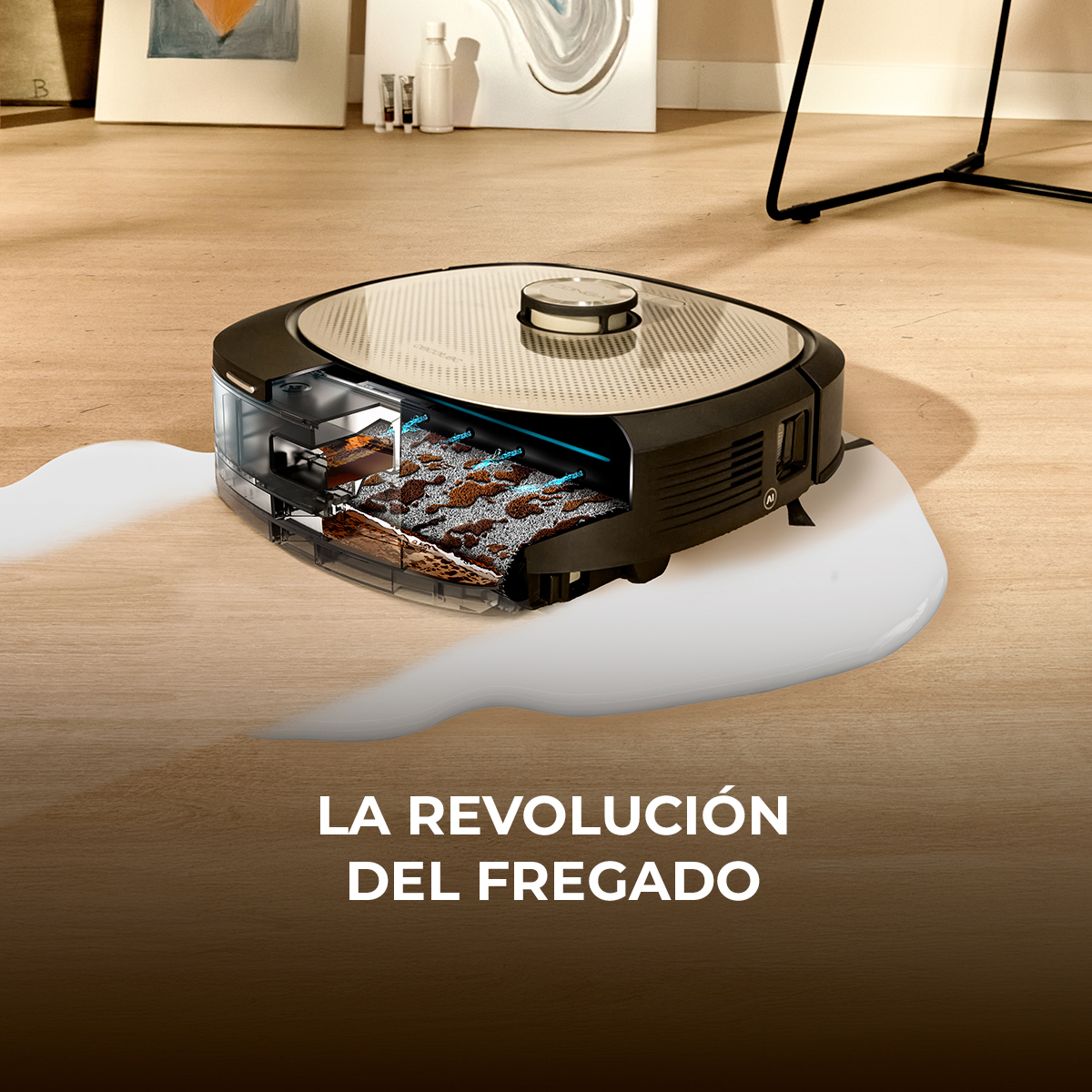 Robot aspirador en piso de madera. Interior del limpiador visible. Texto: 'LA REVOLUCIÓN DEL FREGADO'.