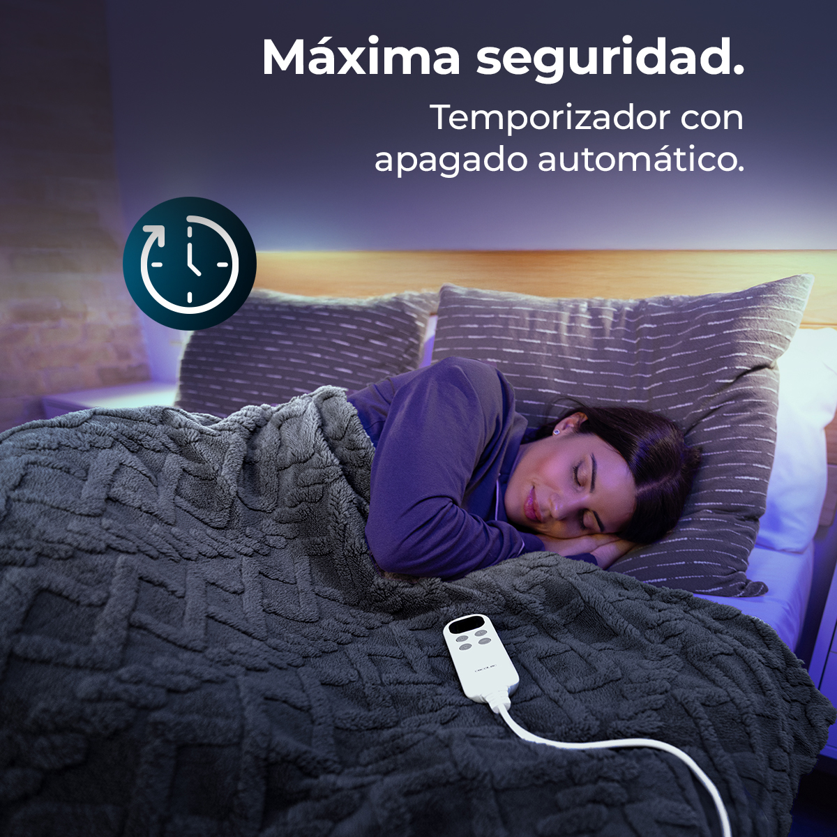 Mujer durmiendo bajo una manta gris, con un mando a distancia en la mano. El fondo muestra almohadas y un icono de temporizador.