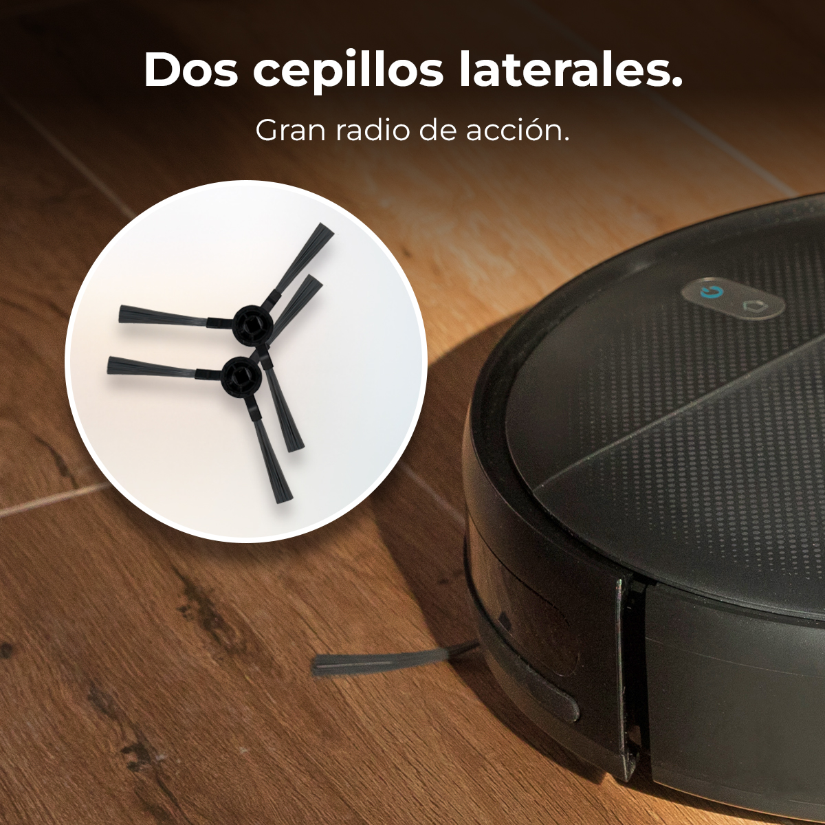 Aspiradora robot negra con dos cepillos laterales, mostrada sobre un piso de madera. Un detalle de los cepillos se resalta en un círculo.