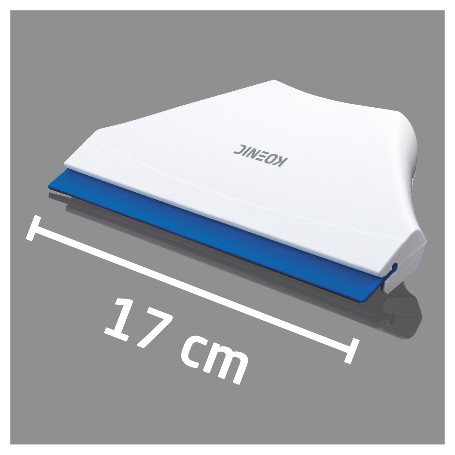 Un limpiacristales blanco y azul con 'KOENIC', mide 17 cm, sobre un fondo gris.