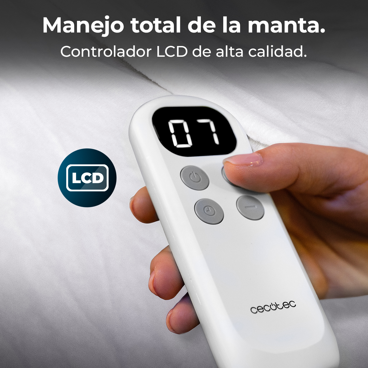 Una mano sostiene un mando blanco con botones y una pantalla LCD que muestra '07'. El texto dice 'Manejo total de la manta' y 'LCD de alta calidad'.