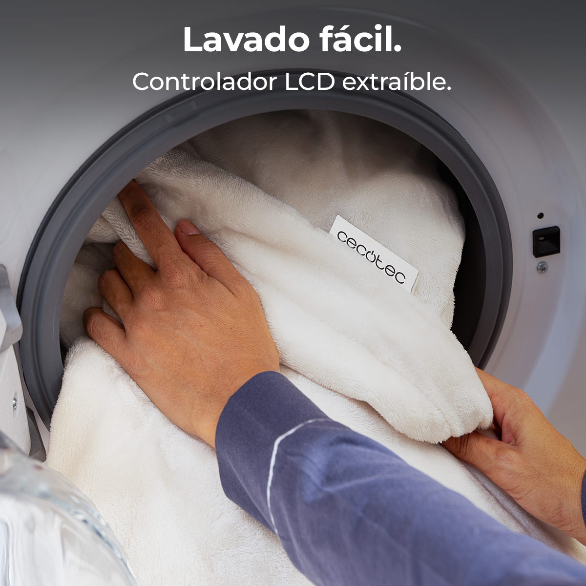 Manos colocando una manta blanca en una lavadora. Texto en la manta: Cecotec. Texto arriba: Lavado fácil. Controlador LCD extraíble.