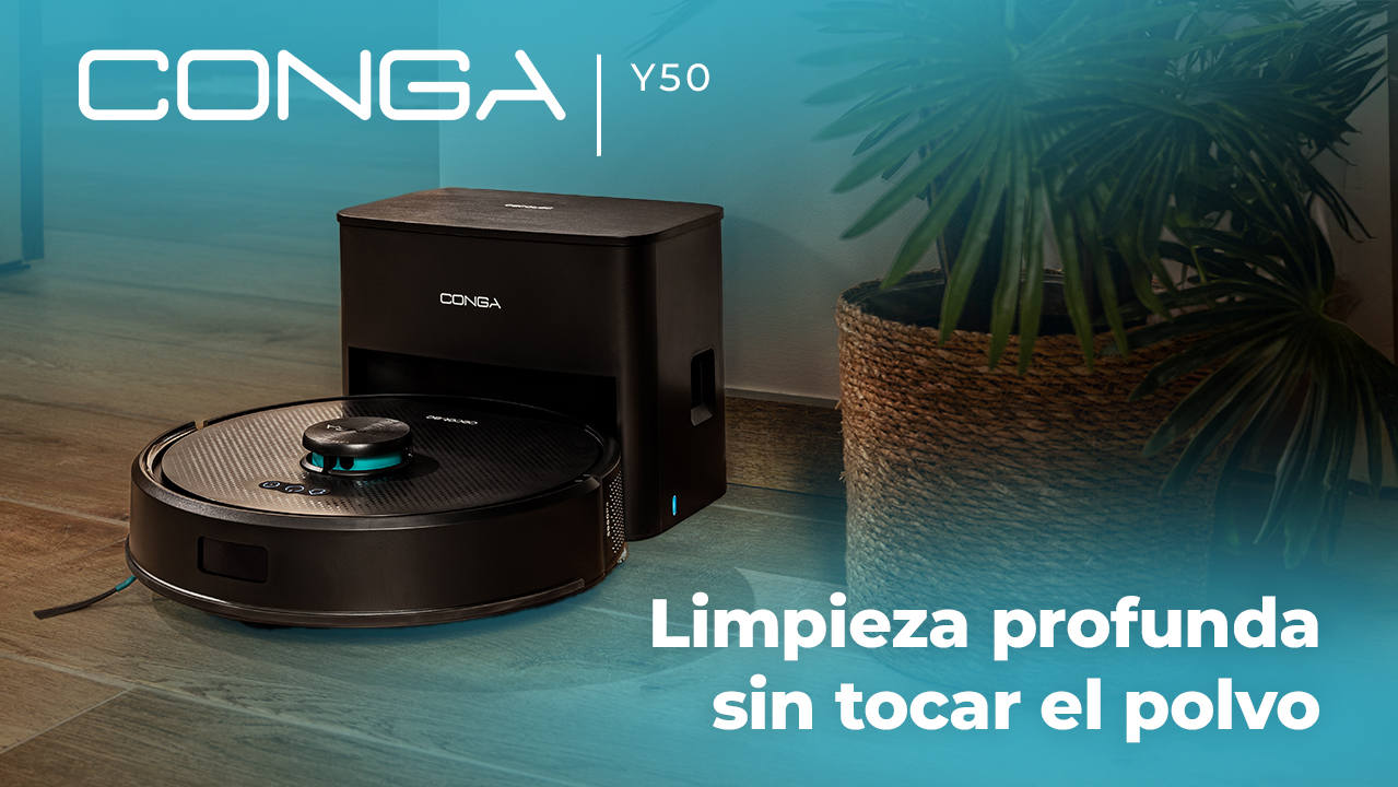 Una aspiradora robot negra y una estación de carga. Una planta en una maceta tejida a la derecha. Texto: 'CONGA Y50'.