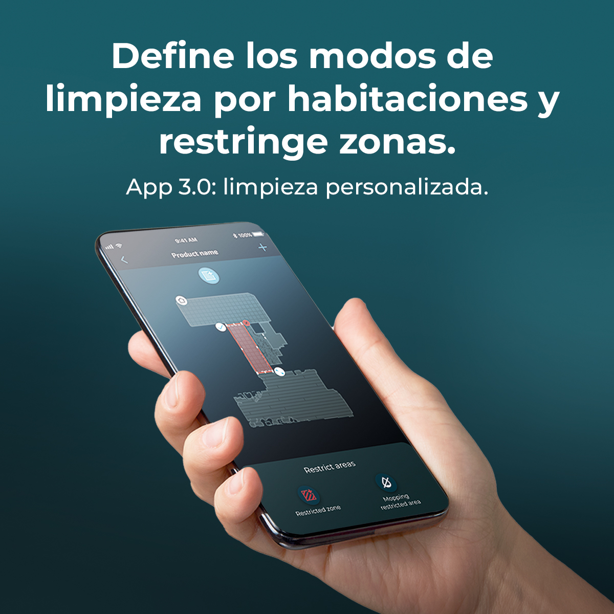 Una mano sostiene un teléfono que muestra un mapa de la habitación. La interfaz del teléfono muestra áreas restringidas y modos de limpieza. También hay texto en español.