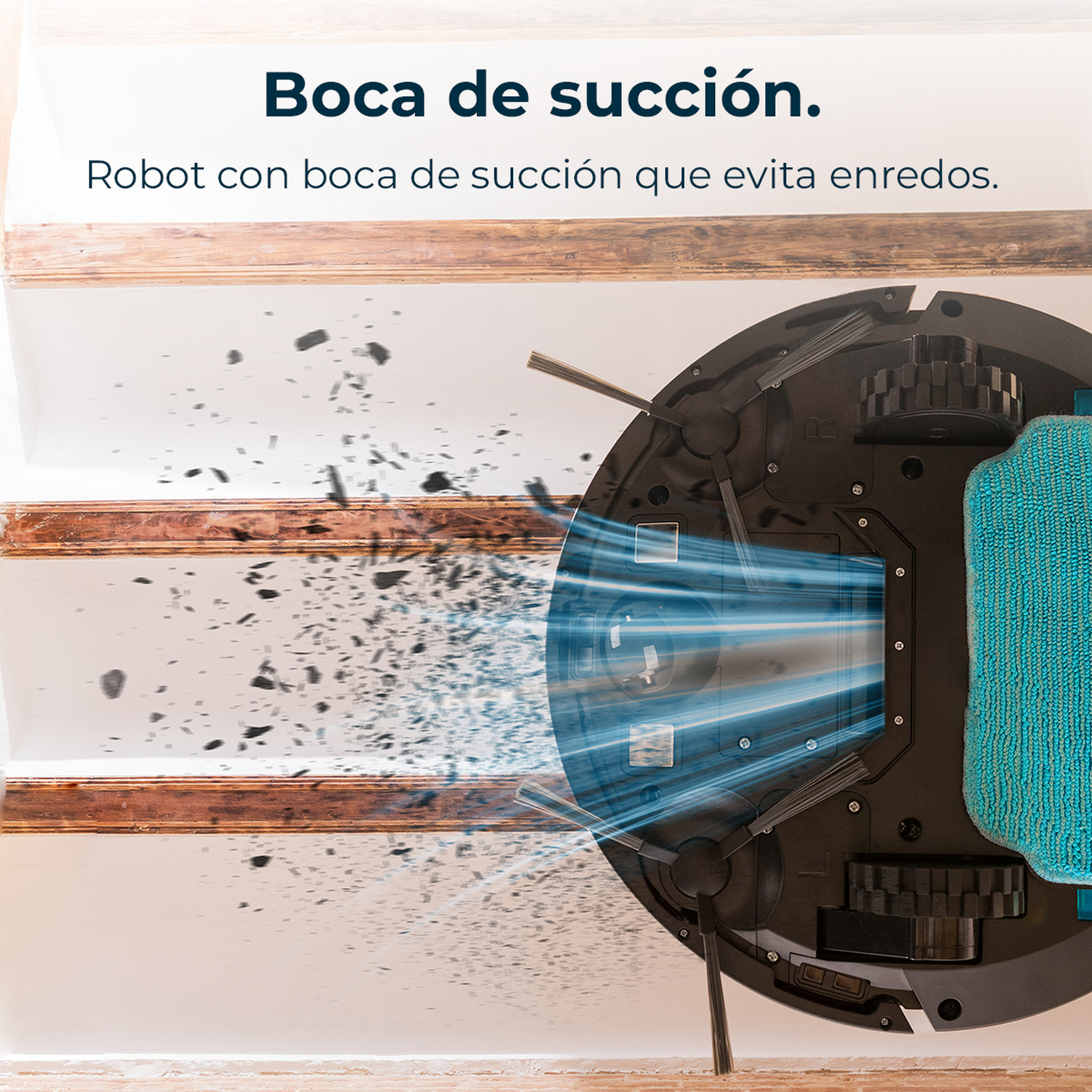 Una aspiradora robótica limpiando escaleras. Se aspira la suciedad. El robot tiene una almohadilla de limpieza azul.