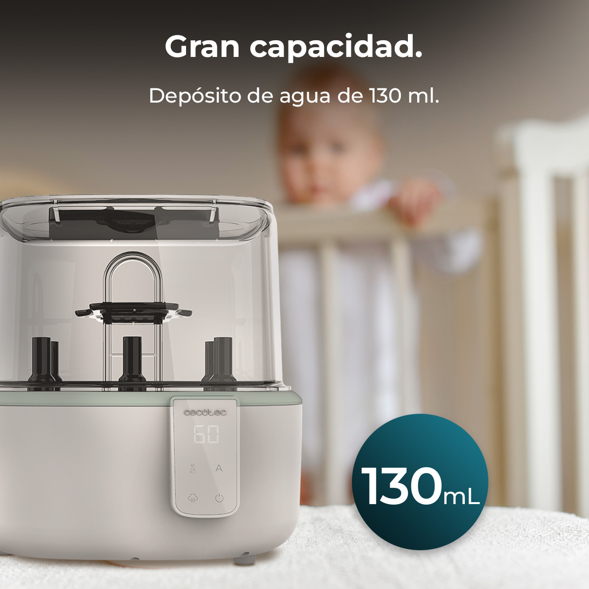Un esterilizador de biberones con pantalla digital. Un bebé está al fondo cerca de una cuna. Un círculo indica una capacidad de 130 ml.