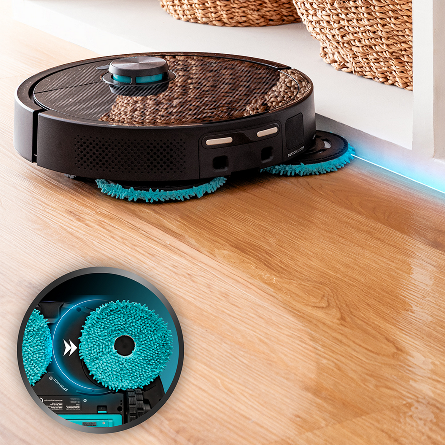 Una aspiradora robot negra con almohadillas turquesas limpia un suelo de madera. Un primer plano muestra el mecanismo de limpieza de la almohadilla.