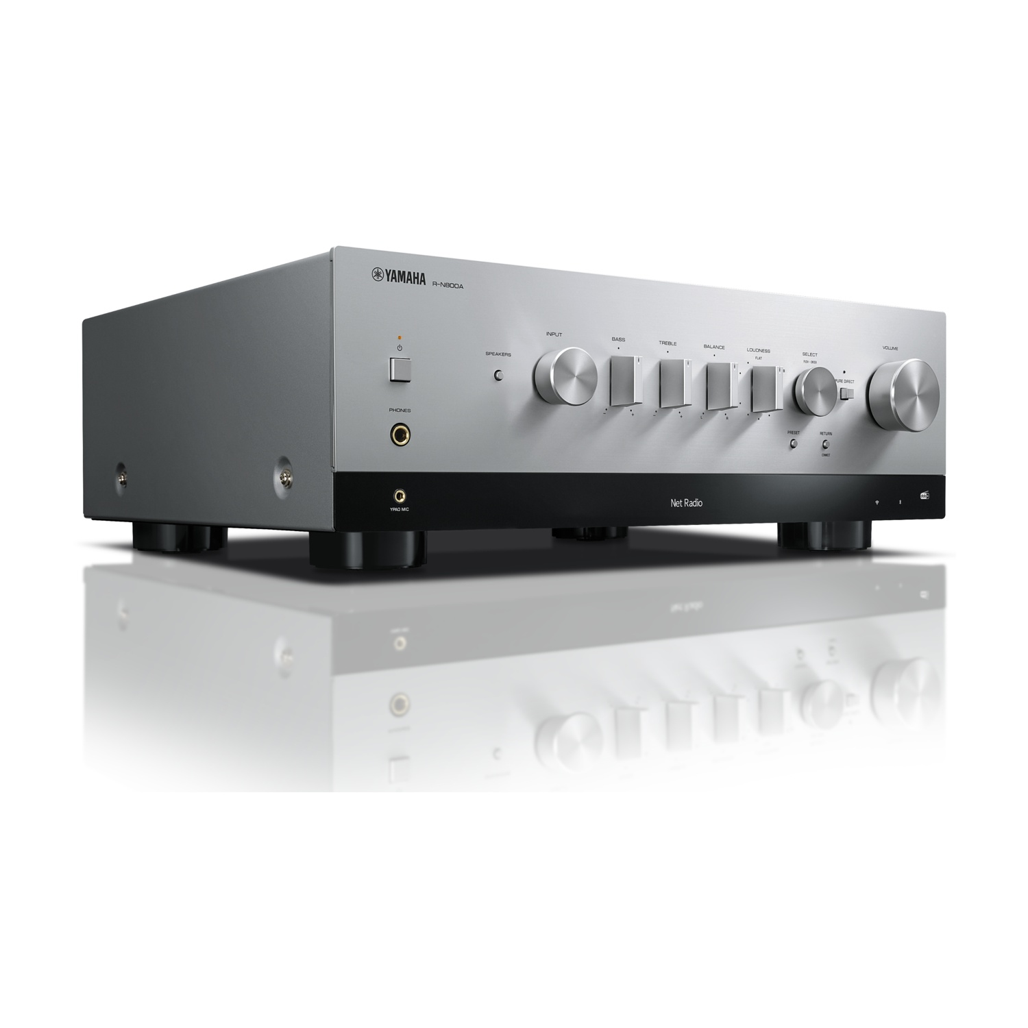 Un amplificatore Yamaha R-N800A argentato. Ha diverse manopole e pulsanti per regolare bassi, alti, bilanciamento e volume. Lo sfondo è bianco.