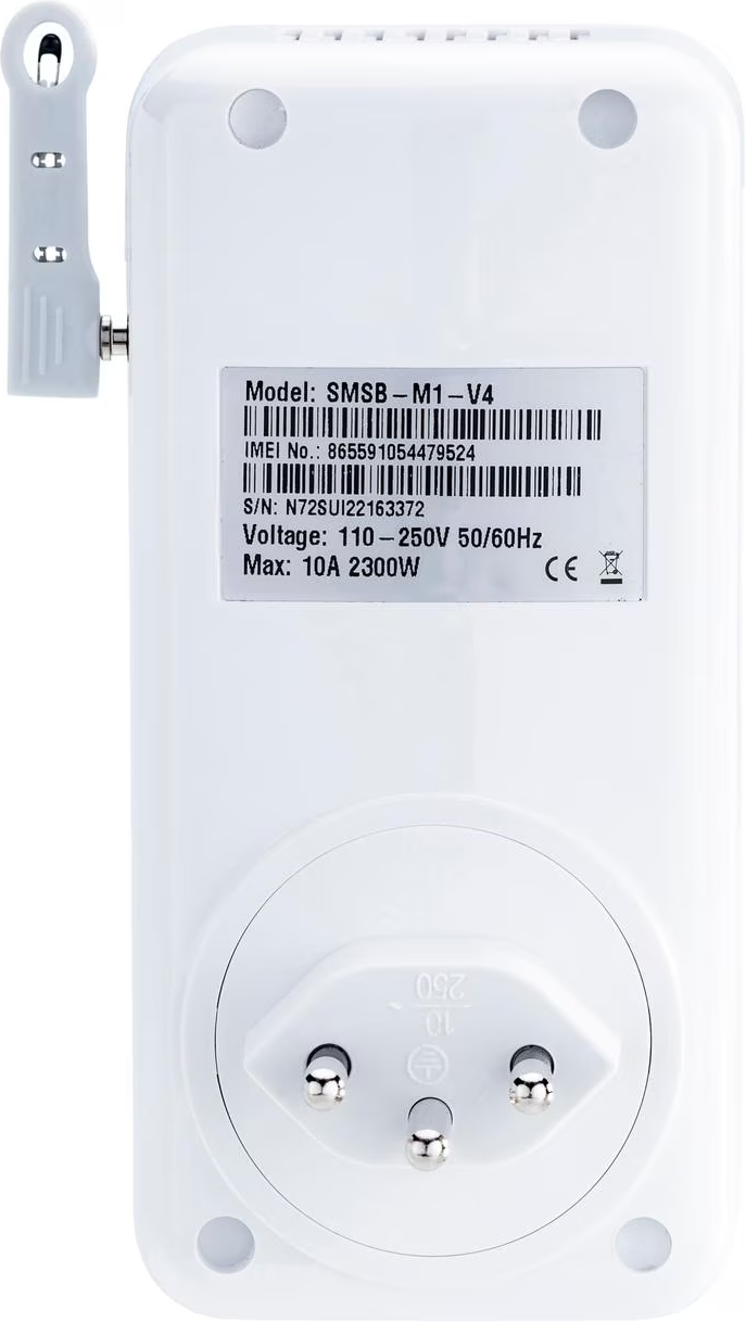 Ein weißes Elektrogerät mit Dreifachsteckdose. Es hat ein Etikett mit Modell- und technischen Daten. Eine Metallantenne ist angebracht.