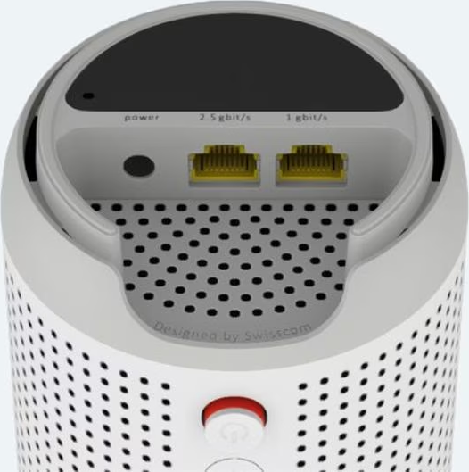 Draufsicht auf einen weißen Router mit Lüftungslöchern. Er hat Anschlüsse mit der Aufschrift 'power', '2,5 Gbit/s' und '1 Gbit/s'. Die Marke 'Swisscom' ist sichtbar.