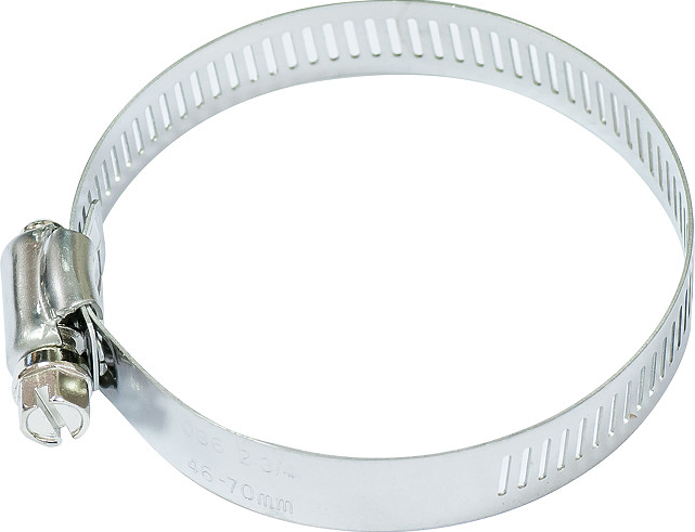 Un collier de serrage métallique. Il est circulaire, en acier, avec un mécanisme de serrage à vis. Le fond est blanc.