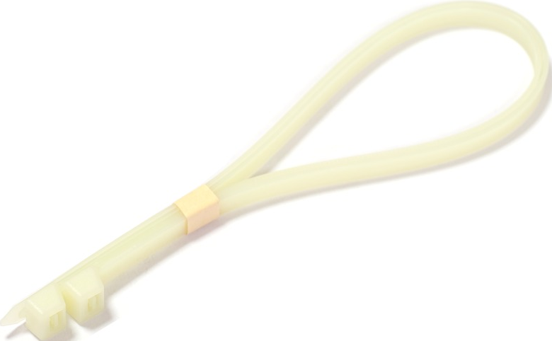 Un serre-câble jaune pâle est montré. Il a une boucle et un mécanisme de verrouillage. Un petit morceau de couleur beige sécurise la boucle.