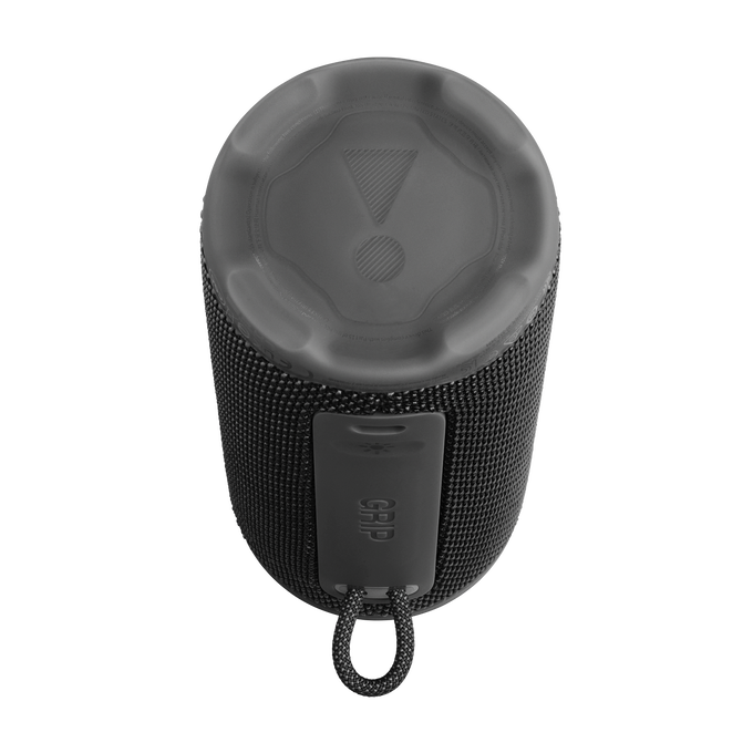 Vista superior de un altavoz JBL negro. Tiene una parte superior circular con un logotipo y un cuerpo texturizado con correa.