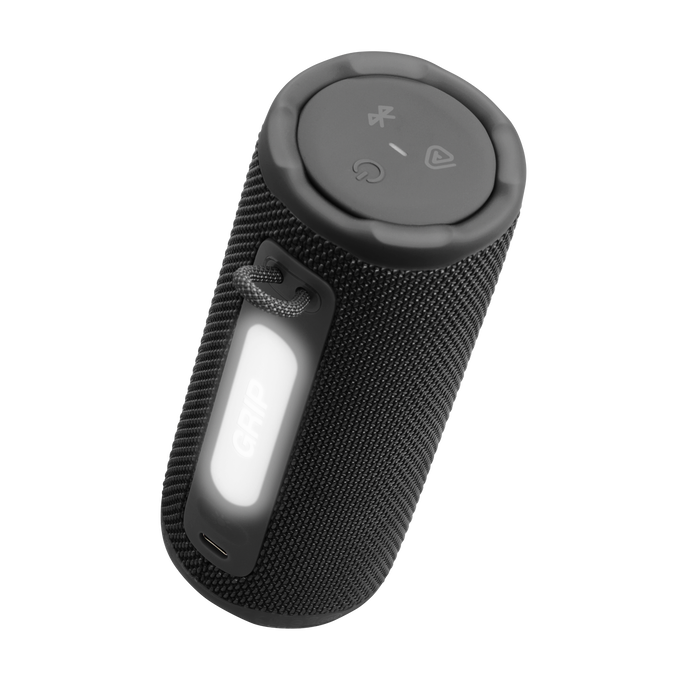 Un altavoz negro, cilíndrico, con botones en la parte superior. Tiene una etiqueta blanca 'GRIP' y un lazo. Son visibles los iconos de Bluetooth y de encendido.