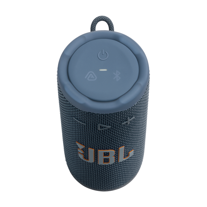 Un altavoz JBL azul. La parte superior tiene botones de encendido, Bluetooth y otros. El cuerpo es azul oscuro con el logotipo naranja de JBL.
