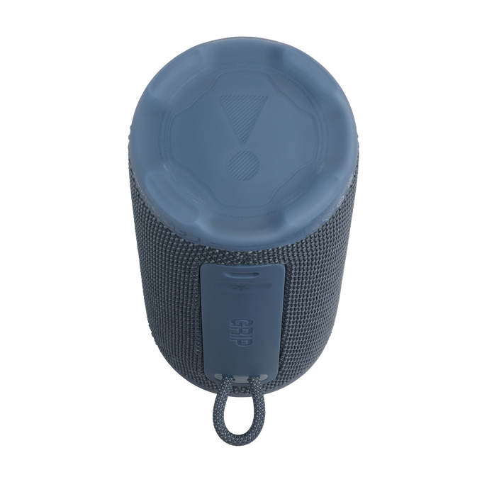 Un altavoz JBL azul sobre fondo negro. El altavoz es cilíndrico con un lazo para una correa.