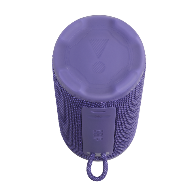 Un altavoz JBL morado. La parte superior tiene un logotipo y la inferior tiene una textura de tela con un asa.