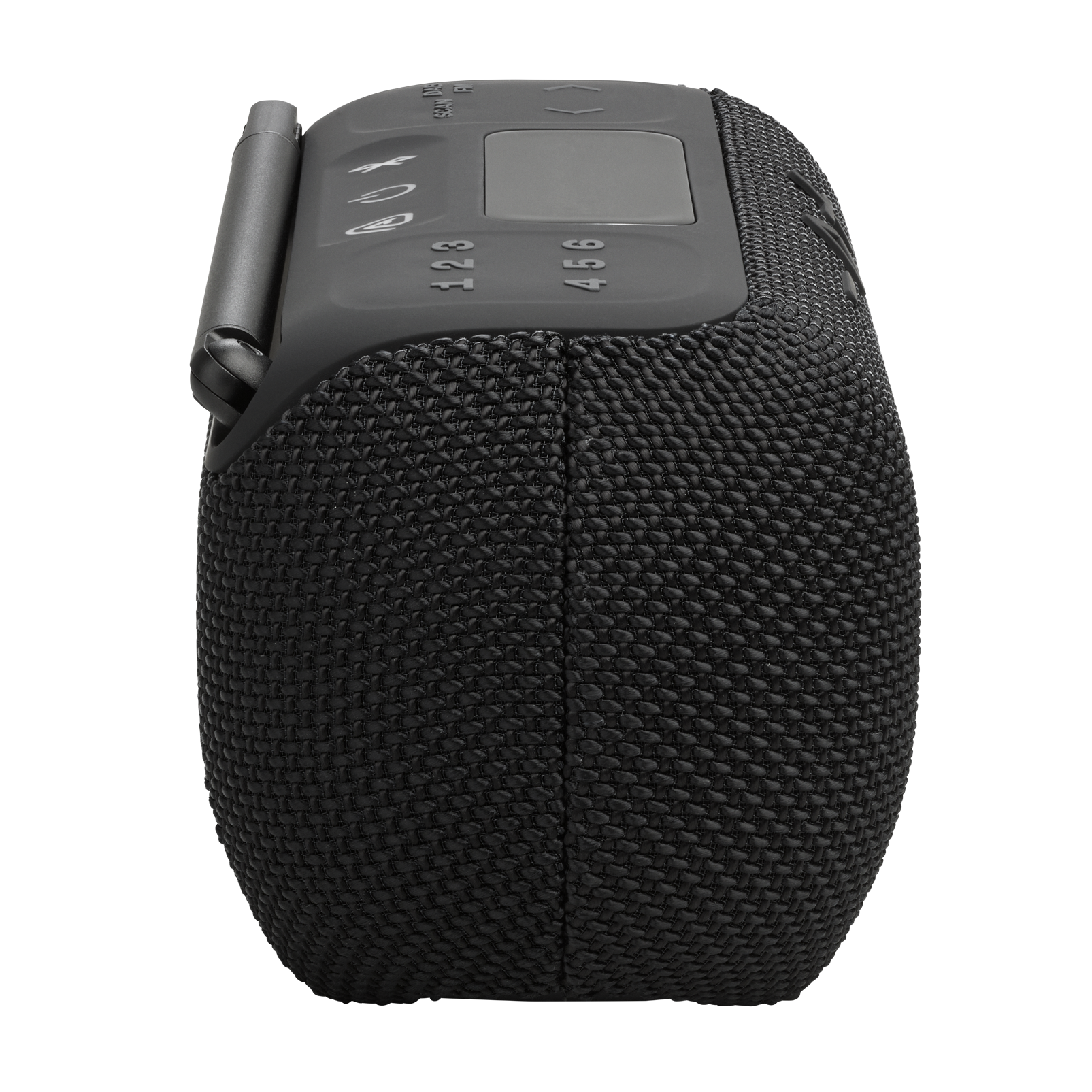 Altavoz portátil negro, vista lateral. Muestra textura de tela, panel de control con números y antena.