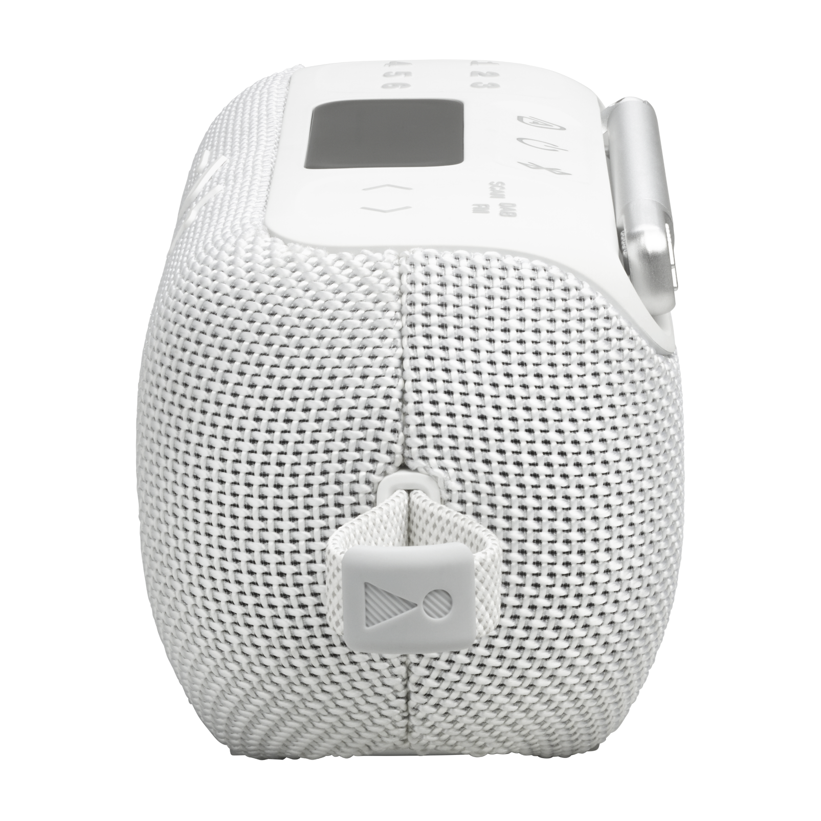 Un altavoz portátil blanco con textura tejida. Tiene pantalla, botones y asa. El altavoz está sobre un fondo negro.