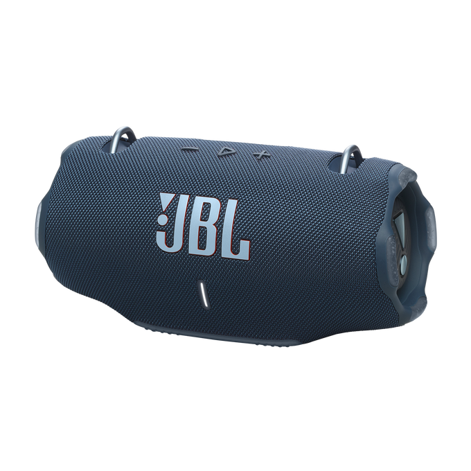 Un altavoz JBL azul oscuro con detalles plateados. El logotipo de JBL es prominente y tiene asas metálicas. El altavoz está sobre un fondo negro.