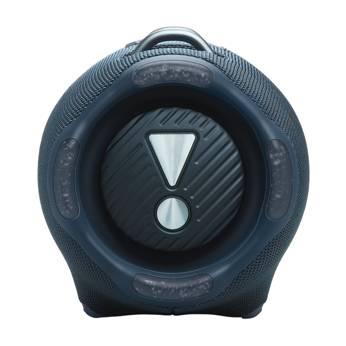 Un altavoz JBL azul y negro. Tiene un asa y un panel central con un logotipo de signo de exclamación blanco y un botón circular.