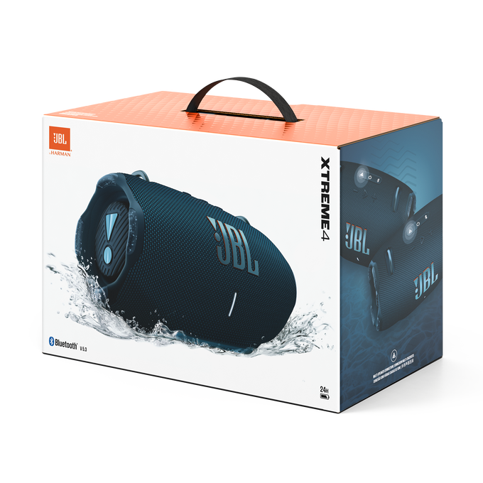 Altavoz JBL Xtreme 4 en su caja. La caja es naranja y blanca, el altavoz azul y negro. Efecto de salpicaduras de agua delante.