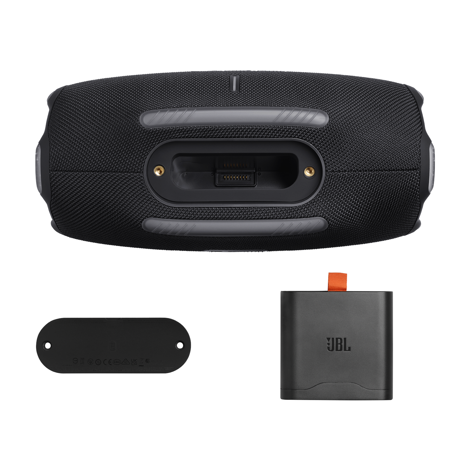 Altavoz JBL negro con cargador y puerto de carga. El altavoz tiene una textura de tela y un asa gris. El cargador tiene una pestaña naranja.