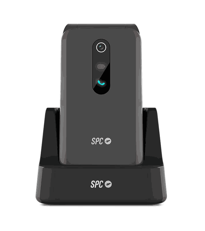 Un dispositivo negro en una base negra. El dispositivo tiene una cámara, un indicador de batería y un icono de teléfono azul brillante. La base tiene el logo 'SPC'.