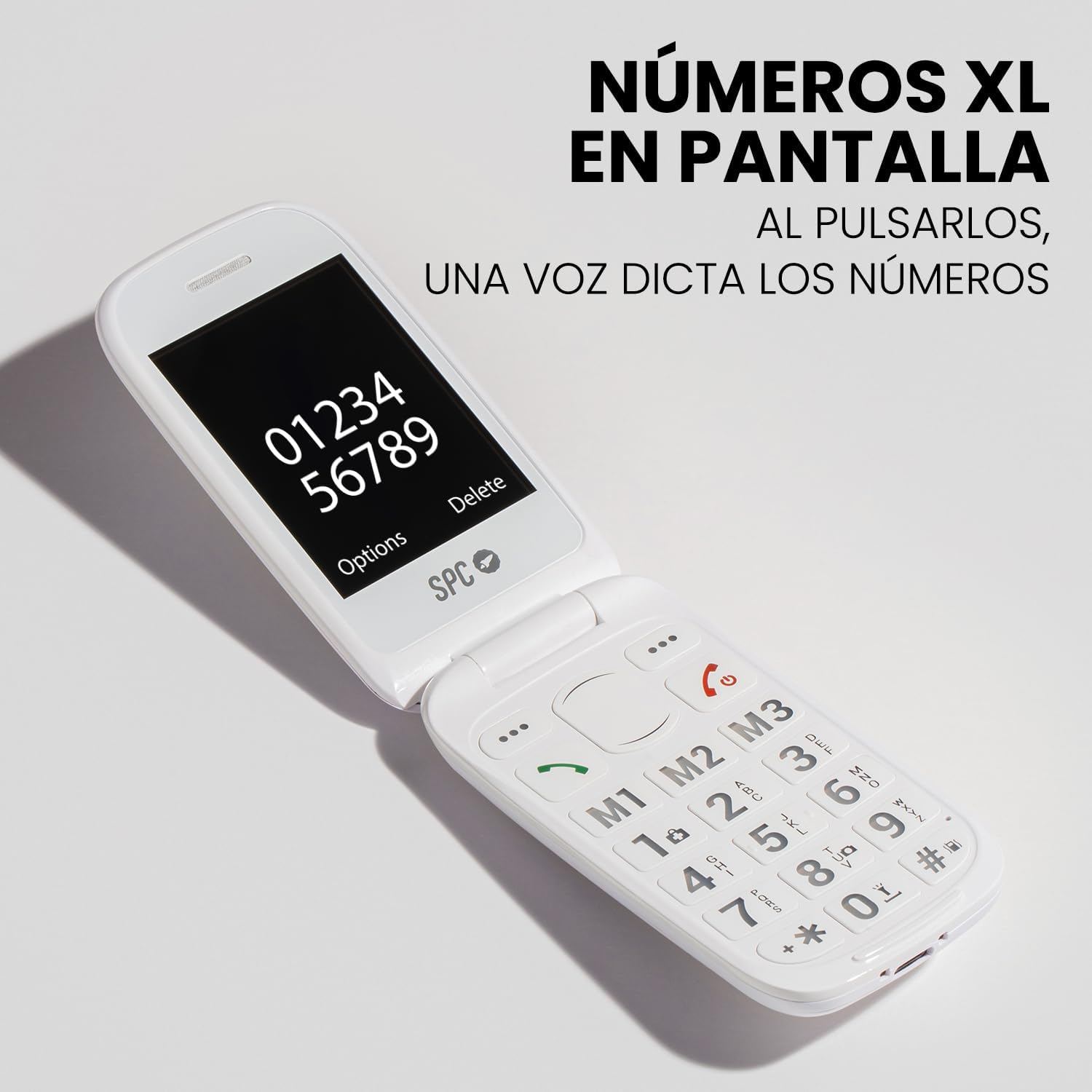 Teléfono plegable blanco con botones grandes. La pantalla muestra los números 01234 y 56789. Texto superior: 'NÚMEROS XL EN PANTALLA'.