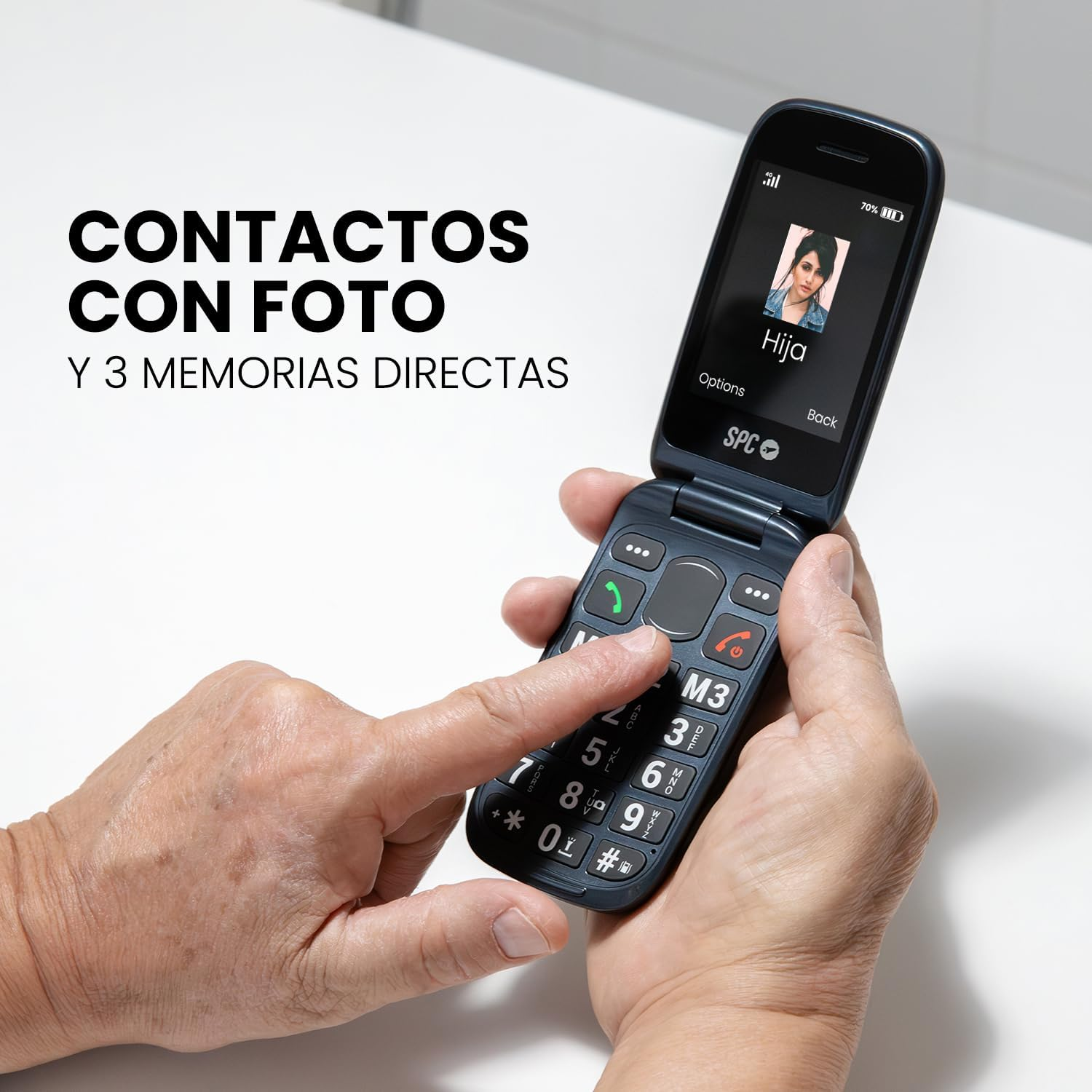 Una persona sostiene un teléfono plegable con una foto de una mujer en la pantalla. La pantalla del teléfono muestra 'Hija'. El texto dice 'Contactos con foto'.