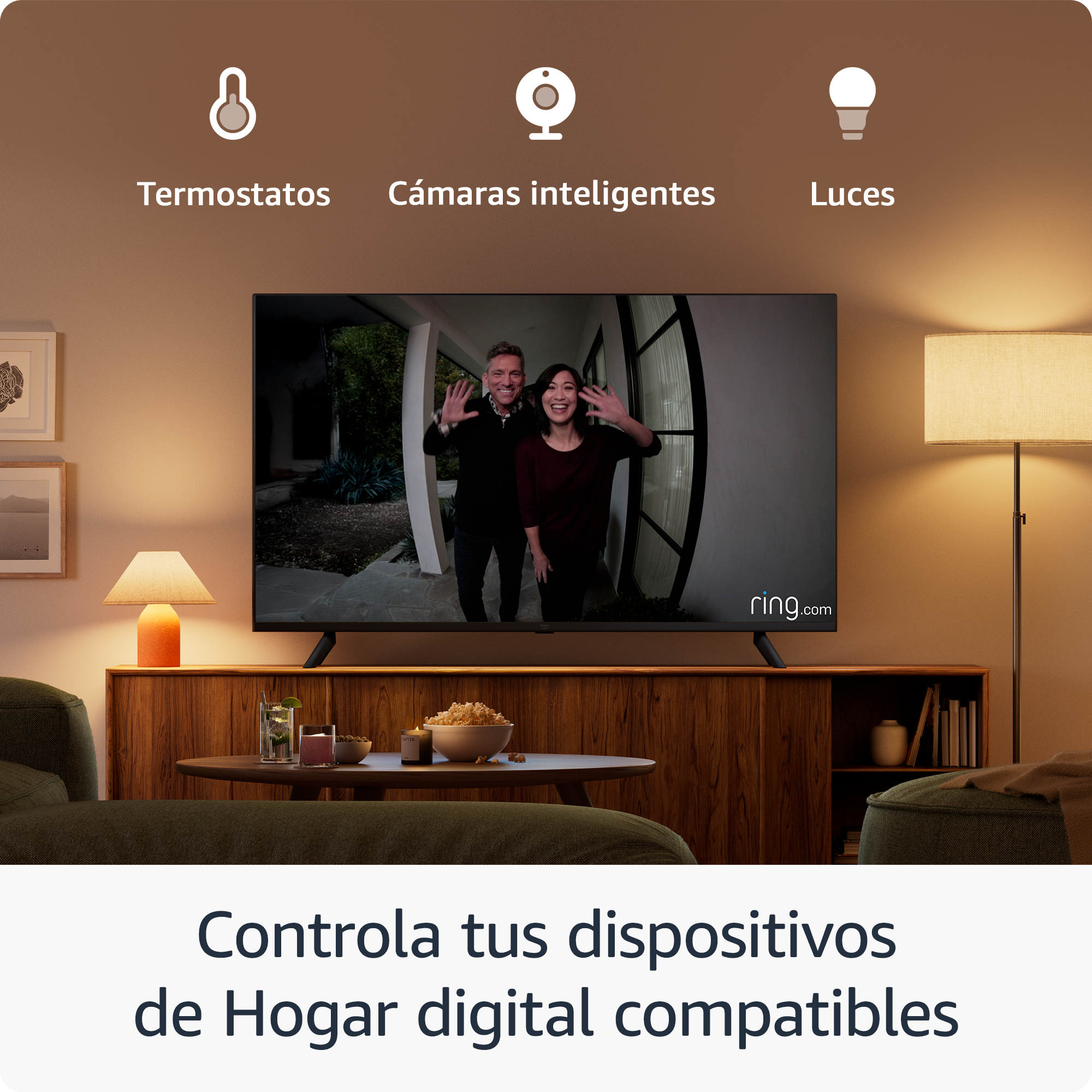Escena de sala de estar con TV mostrando a una pareja. Iconos de hogar inteligente, sofá, lámparas y texto sobre dispositivos.