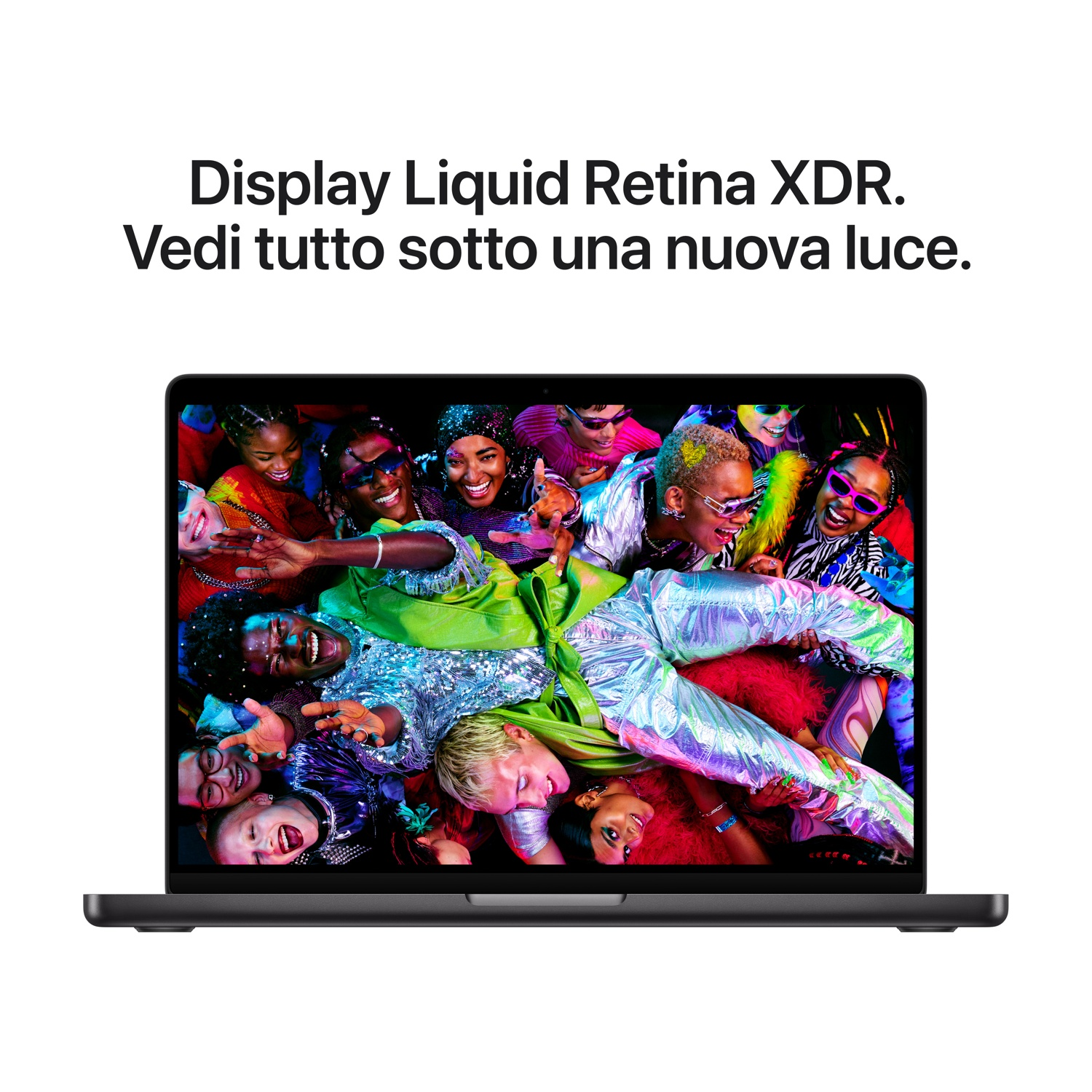 Il laptop mostra un gruppo di persone diverse. Stanno sorridendo e indossano abiti colorati e occhiali da sole. Testo in alto: Display Liquid Retina XDR.