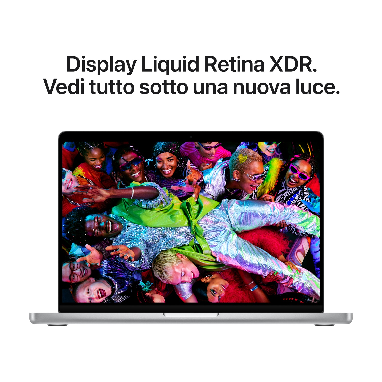 Lo schermo di un laptop mostra un vivace gruppo di persone sorridenti che indossano abiti colorati e occhiali da sole. Il testo recita: Display Liquid Retina XDR.